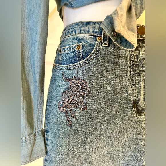 💕HOST PICK!💕90's Embroidered Denim Skirt - Picture 4 of 12